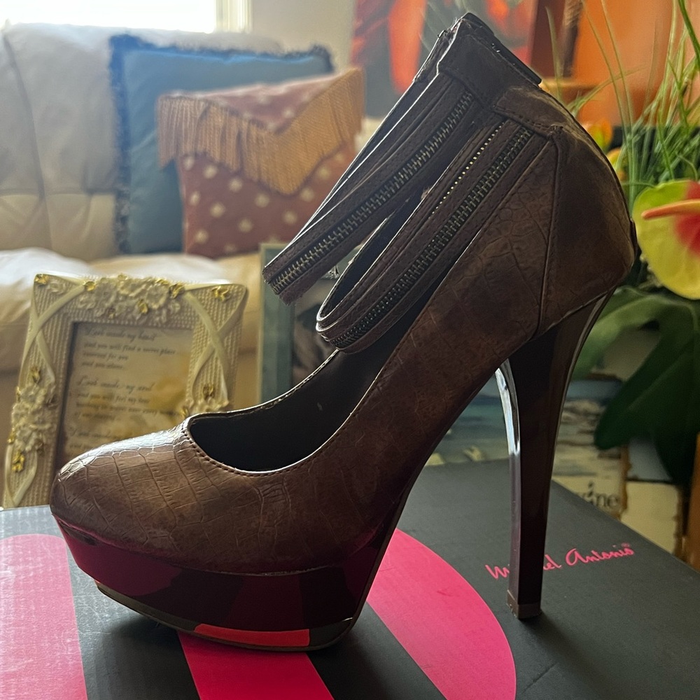 Michael Antonio Brown Heel ( size 9 )